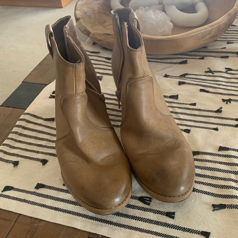 Quipid Tan Booties, Like New